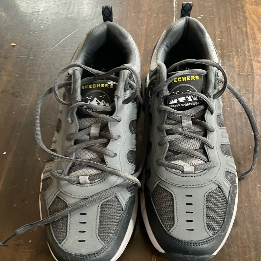NWOT never-worn men's Skechers sneakers size 10.5 gray